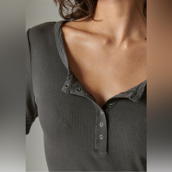 Lucky Brand Short Sleeve Henley Tee - S - Picture 6 of 6
